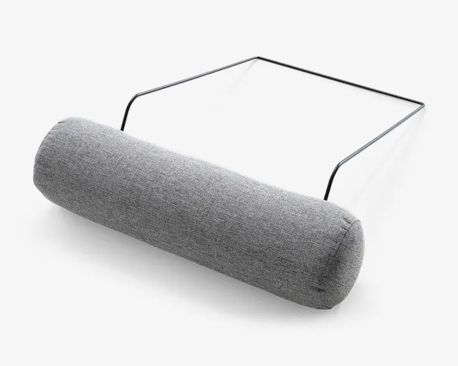 Lang cylindrisk grå polstret pude med afrundede ender og en sort metalophængsramme bagpå.