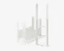 Hvid metalramme med et minimalistisk, åbent design bestående af lodrette og vandrette stænger. Konstruktionen har to hovedsektioner: én med rektangulær bund og sidesupport, og én med højere, lodrette støtteben samt et rektangulært udskæringsfelt. Rammen er samlet med synlige skruer og har en glat, pulverlakeret overflade, der gør den holdbar og nem at rengøre.