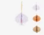 Sæt med tre hængende papirornamenter i en rund, rillet form. Hvert ornament har en bikagestruktur og kommer i forskellige farver: lys lilla, varm brun og beige. De hænger i en guldsnor med diskret glimmermønster, velegnet til festlig dekoration.