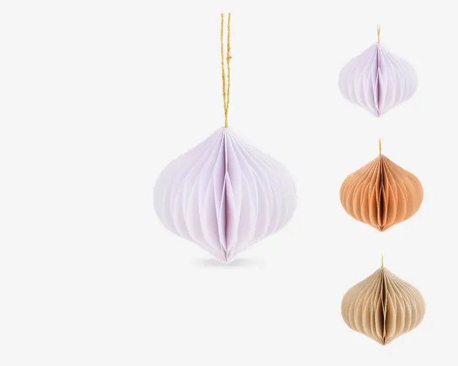 Sæt med tre hængende papirornamenter i en rund, rillet form. Hvert ornament har en bikagestruktur og kommer i forskellige farver: lys lilla, varm brun og beige. De hænger i en guldsnor med diskret glimmermønster, velegnet til festlig dekoration.