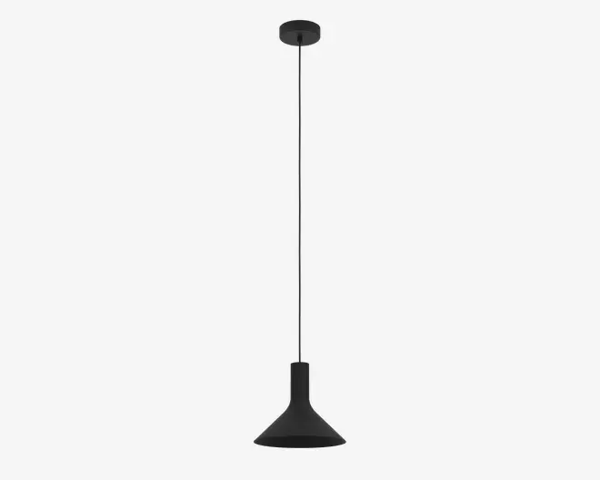 Et moderne pendellampearmatur med mat sort finish. Lampen har en lang, slank stang, der forbinder loftbeslaget med en konisk skærm. Skærmen har en glat overflade og en bred åbning i bunden, hvilket giver fokuseret lys nedad. Det minimalistiske design passer godt til moderne indretning.