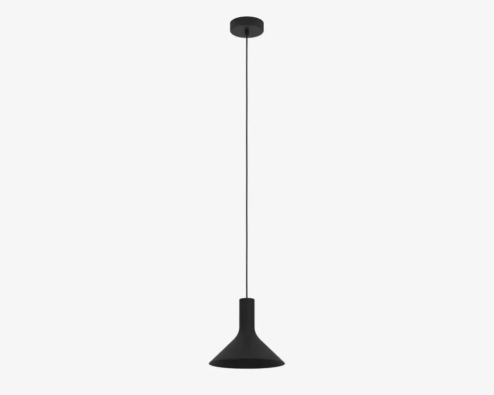 Et moderne pendellampearmatur med mat sort finish. Lampen har en lang, slank stang, der forbinder loftbeslaget med en konisk skærm. Skærmen har en glat overflade og en bred åbning i bunden, hvilket giver fokuseret lys nedad. Det minimalistiske design passer godt til moderne indretning.