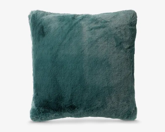 Firkantet teal kunstpels-pude med blød, luftig tekstur og let afrundede kanter.