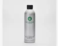 En høj, cylindrisk sølvfarvet metalflaske med sort skruelåg. Etiket med grønt logo og mærket 'Guardian Furniture Care'. Nederst på etiketten står der 'Hvidpigmenteret Olie' med fed sort skrift, og der er yderligere tekst i mindre skrift nedenunder. Designet er enkelt og moderne med et minimalistisk udtryk.