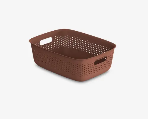 Rektangulær opbevaringskurv lavet af brun plastik med mat overflade. Siderne har et mønster af små runde huller for ventilation. Der er to integrerede håndtag på modsatte sider for nem transport. Kurven har afrundede hjørner og en solid, sømløs konstruktion.
