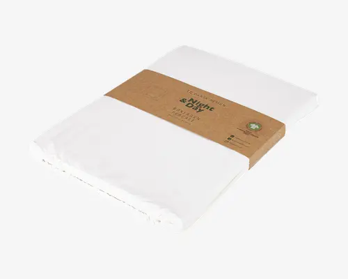 Et pænt sammenfoldet hvidt tekstil, pakket ind i et brunt papirbånd. Båndet har trykt tekst og ikoner, der indikerer miljøvenlige eller bæredygtige egenskaber. Stoffet ser glat og tæt pakket ud, hvilket antyder en blød og ren overflade. Emballagen er minimalistisk, hvor det brune bånd giver produktinformation og branding.