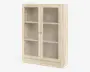 Skab i lyst trælook med to glaslåger, hver med et lille rundt metalhåndtag. Skabet har tre rummelige hylder indeni, som giver god plads til opbevaring eller udstilling. Træets årer er synlige og giver et naturligt og moderne udtryk.