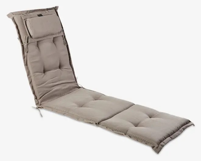 Tykt, polstret underlag i en neutral beige farve med quiltede sektioner for ekstra komfort og støtte. Har en integreret hovedpude og justerbare stofbånd til fastgørelse på en stol eller liggestol. Stoffet ser slidstærkt ud og egner sig til udendørs brug.