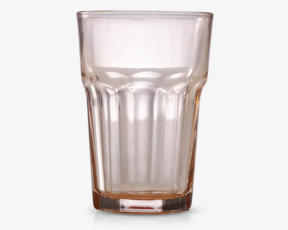 Klar glastumbler med facetteret design, der har lodrette riller langs siderne for bedre greb. Glasset har en tyk, robust bund og en let udvidet kant, velegnet til servering af kolde drikke.