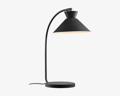 Elegant sort skrivebordslampe med mat finish, bred konisk lampeskærm og en let buet arm, der er fastgjort til en rund, solid fod. Lampen har et minimalistisk, moderne design med en synlig ledning, der går ud fra bunden. Indersiden af skærmen er hvid for at give bedre lysrefleksion.