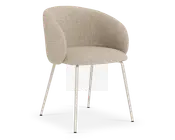 Moderne stol med rund ryglæn og armlæn, der buer elegant ind mod sædet. Stolen er polstret med et tekstureret beige stof og har slanke, skrå metalben i en lys farve. Sædet er polstret for ekstra komfort, og designet er minimalistisk og nutidigt.