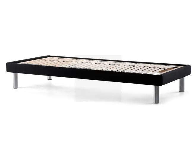 Lavt sengestel med en sort rektangulær ramme og jævnt fordelte lyse trælister til støtte for madrassen. Stellet står på fire solide, cylindriske metalben, hvilket giver stabilitet og et moderne udtryk. Designet er minimalistisk og funktionelt, velegnet til moderne indretning.