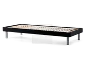 Lavt sengestel med en sort rektangulær ramme og jævnt fordelte lyse trælister til støtte for madrassen. Stellet står på fire solide, cylindriske metalben, hvilket giver stabilitet og et moderne udtryk. Designet er minimalistisk og funktionelt, velegnet til moderne indretning.