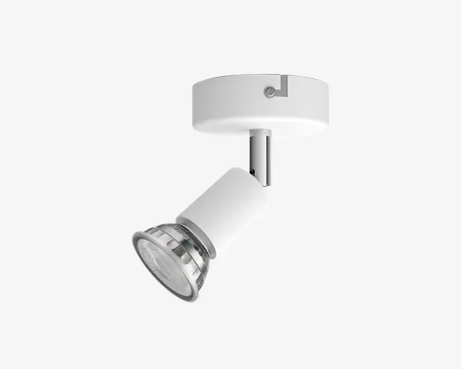 Hvid justerbar loftspot med rund montering, kort arm og et cylindrisk lampehoved vinklet nedad.