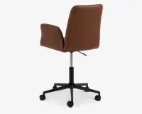 Stol med brun polstring og høj ryg samt armlæn, betrukket med glat kunstlæder. Stolen har en sort femstjernet fod med hjul for nem bevægelighed og en krom højdejusterbar søjle. Designet er moderne, og sædet ser ud til at være polstret for komfort.