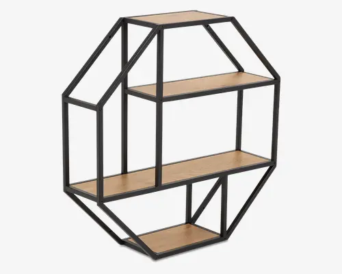 Geometrisk reol med sort metalramme og fire hylder i træ. Rammen danner en uregelmæssig sekskantet form, hvilket giver møblet et moderne og arkitektonisk udtryk. Hylderne er jævnt fordelt og har en naturlig træfinish, som står i kontrast til den mørke metalstruktur. Det åbne design giver alsidige muligheder for opbevaring og udstilling.