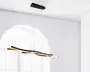 Moderne pendellampe med to sammenflettede, bølgeformede stænger ophængt fra loftet i fire tynde, justerbare kabler. Stængerne har en elegant sort og gylden finish med integreret LED-belysning, der udsender et varmt, diffust lys. Det minimalistiske design og de bløde kurver gør lampen velegnet til moderne indretning, hvor den både fungerer som belysning og dekorativt element.