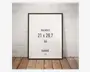 Rektangulær ramme med en tynd, sort kant, designet til at passe til A4-størrelse (21 x 29,7 cm) billeder eller plakater. Rammen har et moderne, minimalistisk udtryk og står oprejst mod en hvid, tekstureret væg på et trægulv. Indlægget i rammen viser størrelses- og mærkeinformation.