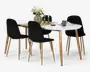 Et moderne spisebordssæt med hvid oval bordplade, en træforlænger, fire sorte polstrede stole med slanke træben samt dekorative ting som en vase med blomster, lysestager og en kop.