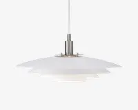 Loftlampe med et moderne, minimalistisk design bestående af tre lagdelte, hvide cirkulære skærme i forskellige størrelser. Skærmene er lavet af glat, mat materiale, som giver et blødt og diffust lys. Lampen har en stang og fatning i børstet metal, hvilket giver et stilrent og nutidigt udtryk. Lampen hænger ned fra en lige, metallisk ledning.