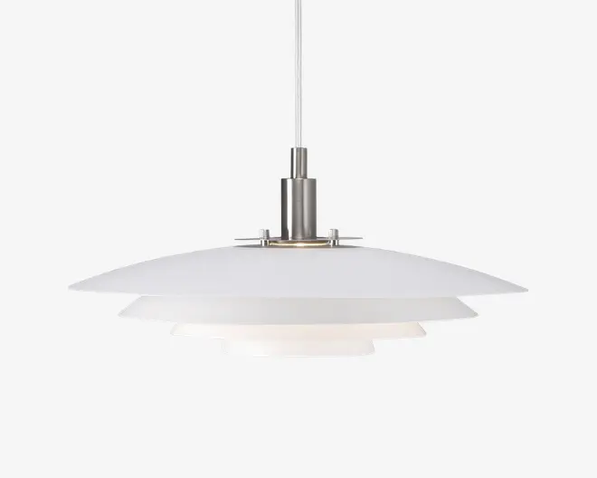 Loftlampe med et moderne, minimalistisk design bestående af tre lagdelte, hvide cirkulære skærme i forskellige størrelser. Skærmene er lavet af glat, mat materiale, som giver et blødt og diffust lys. Lampen har en stang og fatning i børstet metal, hvilket giver et stilrent og nutidigt udtryk. Lampen hænger ned fra en lige, metallisk ledning.
