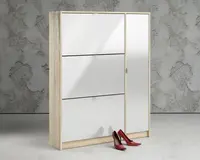 Moderne opbevaringsskab med lyst træramme og glatte, hvide frontpaneler. Skabet har tre vandrette klaplåger til venstre og en høj, lodret dør til højre, hvilket giver alsidige opbevaringsmuligheder. Designet er minimalistisk og stilrent, velegnet til moderne indretning. Et par røde højhælede sko står foran skabet for at vise størrelsesforholdet.