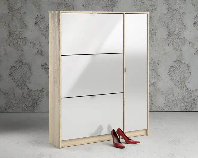 Moderne opbevaringsskab med lyst træramme og glatte, hvide frontpaneler. Skabet har tre vandrette klaplåger til venstre og en høj, lodret dør til højre, hvilket giver alsidige opbevaringsmuligheder. Designet er minimalistisk og stilrent, velegnet til moderne indretning. Et par røde højhælede sko står foran skabet for at vise størrelsesforholdet.
