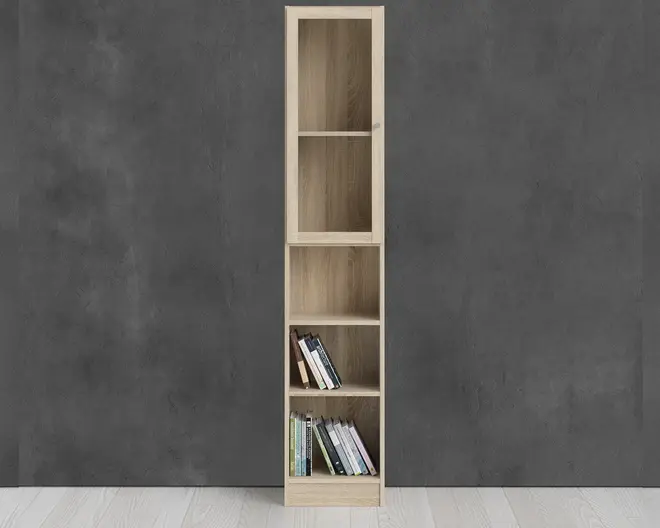 Høj, smal reolenhed i lyst træ med naturlig finish. Enheden har et øverste skab med glaslåge og to hylder samt tre åbne hylder nedenunder. På de nederste hylder står et mindre udvalg af bøger oprejst og let skråtstillet. Designet er minimalistisk og pladsbesparende, velegnet til små rum eller smalle områder.