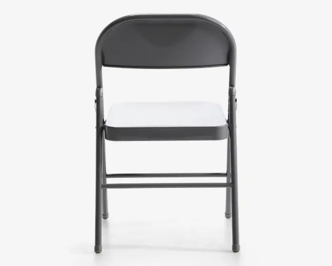 En metalstol med mørkegråt ryglæn og stel samt, et lysegråt sæde. Stolen har et enkelt, funktionelt design med let buet ryglæn for støtte. Benene er lige og forstærket med vandrette stænger for ekstra stabilitet. Sædet er fladt og glat, og stolen kan foldes sammen for nem opbevaring.