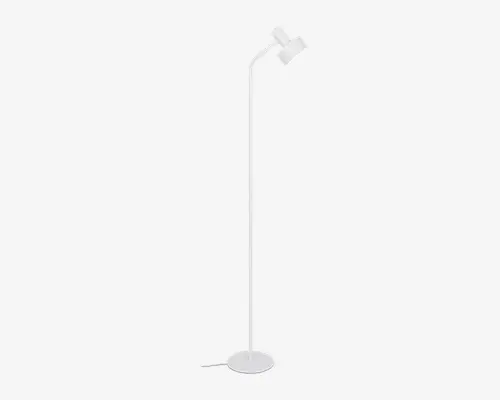 Høj, slank lampe med rund fod og justerbart, vinklet lampehoved. Lampen har en mat hvid finish og et enkelt, moderne design. Hovedet kan vippes for at rette lyset, og ledningen går ud fra bunden.