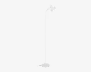 Høj, slank lampe med rund fod og justerbart, vinklet lampehoved. Lampen har en mat hvid finish og et enkelt, moderne design. Hovedet kan vippes for at rette lyset, og ledningen går ud fra bunden.