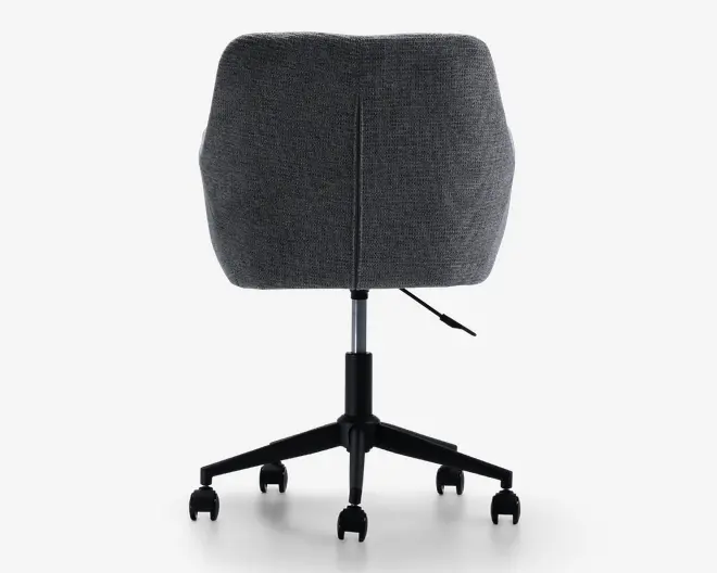 Billedet viser bagsiden af en stol med en buet, polstret ryg i mørkegråt stof. Stolen har en sort metalbase med fem ben, der hver ender i en hjul for nem bevægelse. Der er en synlig justeringshåndtag på højre side til højdejustering.