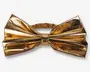 En stor, skinnende sløjfe i metallisk guld med plisseret design og en central knude. Materialet har en reflekterende, spejlblank overflade, og sløjfen er fastgjort til et elastikbånd for nem påtagning.