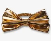 En stor, skinnende sløjfe i metallisk guld med plisseret design og en central knude. Materialet har en reflekterende, spejlblank overflade, og sløjfen er fastgjort til et elastikbånd for nem påtagning.