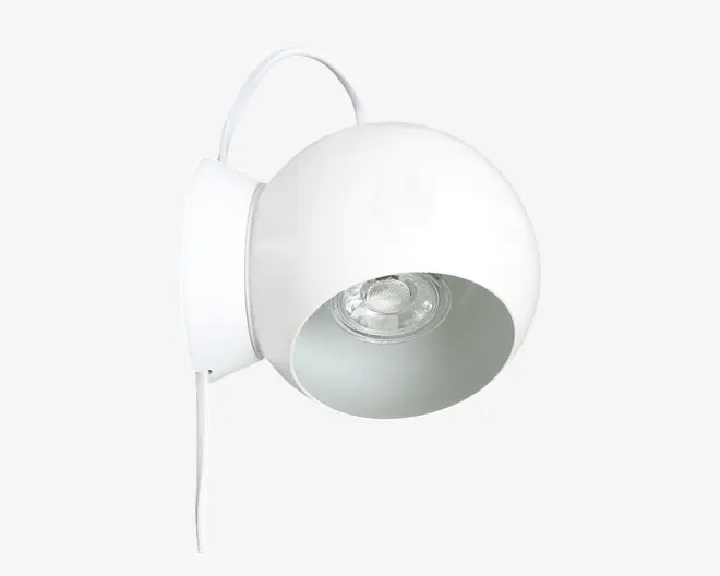 En moderne vægmonteret lampe med en kugleformet, mat hvid metalskærm. Lampen har et glat, afrundet design og en synlig pære inde i skærmen. Den er fastgjort til en rektangulær vægplade og har en buet arm, der forbinder skærmen med pladen. En hvid ledning løber nedad fra basen.