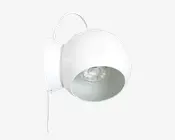En moderne vægmonteret lampe med en kugleformet, mat hvid metalskærm. Lampen har et glat, afrundet design og en synlig pære inde i skærmen. Den er fastgjort til en rektangulær vægplade og har en buet arm, der forbinder skærmen med pladen. En hvid ledning løber nedad fra basen.