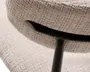 Nærbillede af en stol med polstring i lysebeige stof med en diskret ternet struktur. Ryglænet understøttes af en elegant, sort metalramme, der buer ind i sædet og fremhæver den solide konstruktion og det moderne design.