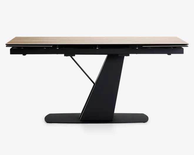 Rektangulært bord med en lys træbordplade og en moderne, skråtstillet sort metalbase. Basen har en enkelt, skrå støttekolonne, der er fastgjort til en bred, flad bundplade for stabilitet. Designet er minimalistisk og moderne med rene linjer og en elegant finish.