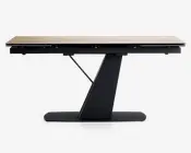 Rektangulært bord med en lys træbordplade og en moderne, skråtstillet sort metalbase. Basen har en enkelt, skrå støttekolonne, der er fastgjort til en bred, flad bundplade for stabilitet. Designet er minimalistisk og moderne med rene linjer og en elegant finish.