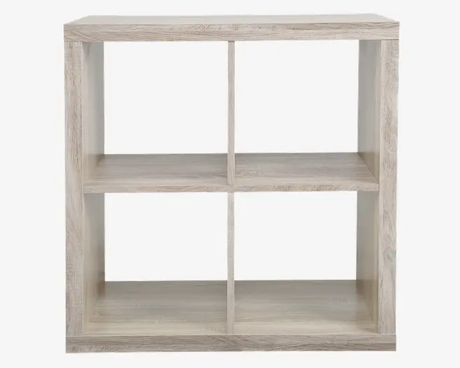 Et rektangulært reolsystem med lys træfinish, der har fire lige store kvadratiske rum arrangeret i et 2x2 gitter. Kanterne er lige, og designet er minimalistisk, hvilket passer til moderne indretning. Overfladen ser glat ud, og hylderne er åbne uden bagbeklædning eller låger.