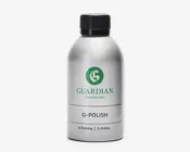 En sølvfarvet flaske med sort skruelåg, der har et grønt 'G'-logo og teksten 'GUARDIAN Furniture Care' på etiketten. Produktet er mærket 'G-POLISH' og har yderligere tekst på flere sprog. Flasken har et stilrent, metallisk udseende og et enkelt, moderne design.