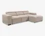 Beige L-formet hjørnesofa med chaiselong på højre side, brede firkantede armlæn, lave ryghynder og tekstureret betræk.