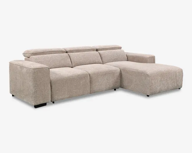 Beige L-formet hjørnesofa med chaiselong på højre side, brede firkantede armlæn, lave ryghynder og tekstureret betræk.