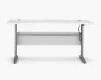 Moderne hæve-sænkebord med en hvid, rektangulær bordplade, der har en let buet forkant for ergonomisk komfort. Bordet har solide metalben og en vandret støttebjælke for øget stabilitet. Der er to kabelgennemføringer i baghjørnerne af bordpladen samt et betjeningspanel monteret på højre side til justering af bordhøjden.