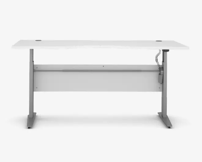 Moderne hæve-sænkebord med en hvid, rektangulær bordplade, der har en let buet forkant for ergonomisk komfort. Bordet har solide metalben og en vandret støttebjælke for øget stabilitet. Der er to kabelgennemføringer i baghjørnerne af bordpladen samt et betjeningspanel monteret på højre side til justering af bordhøjden.