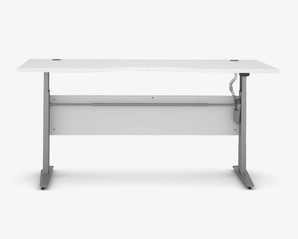 Moderne hæve-sænkebord med en hvid, rektangulær bordplade, der har en let buet forkant for ergonomisk komfort. Bordet har solide metalben og en vandret støttebjælke for øget stabilitet. Der er to kabelgennemføringer i baghjørnerne af bordpladen samt et betjeningspanel monteret på højre side til justering af bordhøjden.