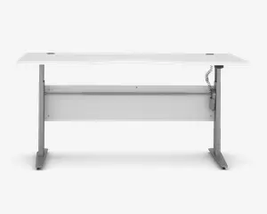 Moderne hæve-sænkebord med en hvid, rektangulær bordplade, der har en let buet forkant for ergonomisk komfort. Bordet har solide metalben og en vandret støttebjælke for øget stabilitet. Der er to kabelgennemføringer i baghjørnerne af bordpladen samt et betjeningspanel monteret på højre side til justering af bordhøjden.