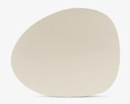 Glat, asymmetrisk dækkeserviet med en rundet, organisk form og en mat, lysebeige overflade. Kanterne er blødt buede, hvilket giver et moderne og minimalistisk udtryk.