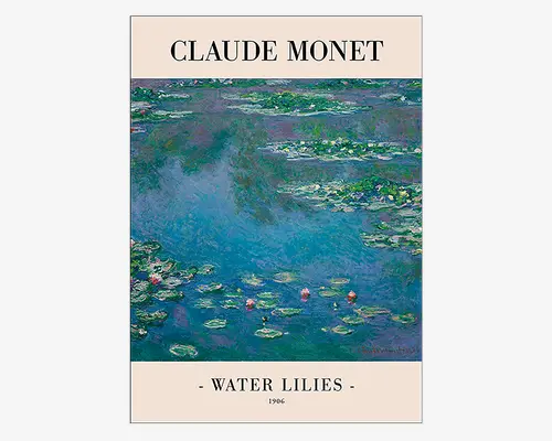 Plakat med en gengivelse af Claude Monets maleri 'Vandliljer' fra 1906. Kunstværket viser en rolig dam med flydende grønne åkandeblade og fine lyserøde og hvide vandliljer, malet med bløde, impressionistiske penselstrøg. Farverne er overvejende blå, grønne og lilla nuancer, hvilket skaber en fredelig og drømmende stemning. Plakaten har en cremefarvet kant med kunstnerens navn 'CLAUDE MONET' øverst og titlen 'WATER LILIES 1906' nederst med fed, elegant skrift.