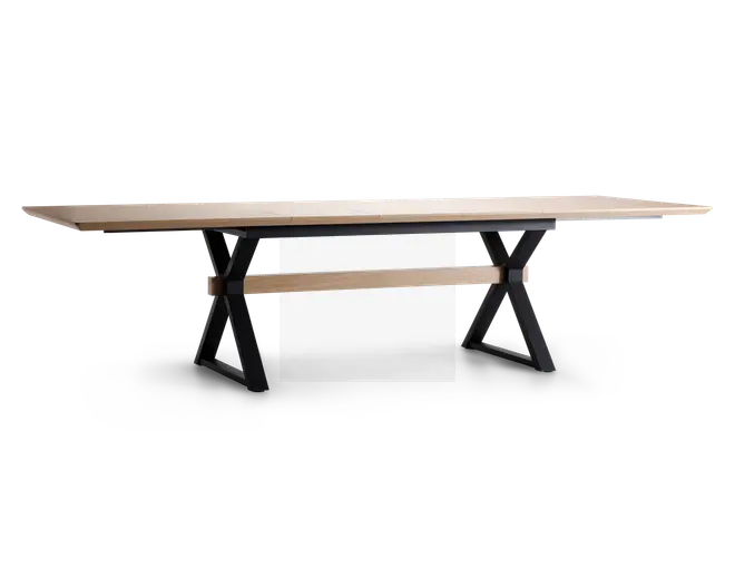 Et langt, rektangulært bord med en lys træbordplade og sorte metalben i X-form. Bordet har et minimalistisk design med rene linjer og en solid konstruktion. Der er en matchende lys træbjælke, der løber vandret mellem benene for ekstra stabilitet.
